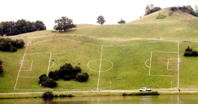 Schiefes Spielfeld am Hang
